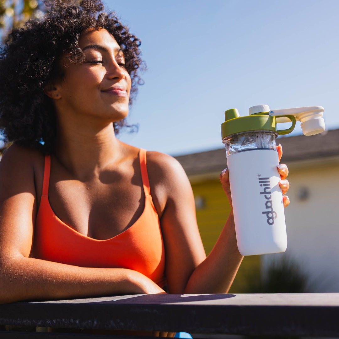 26oz_triple_insulated_Stainless_Steel_Life style image_drinking with shaker 
