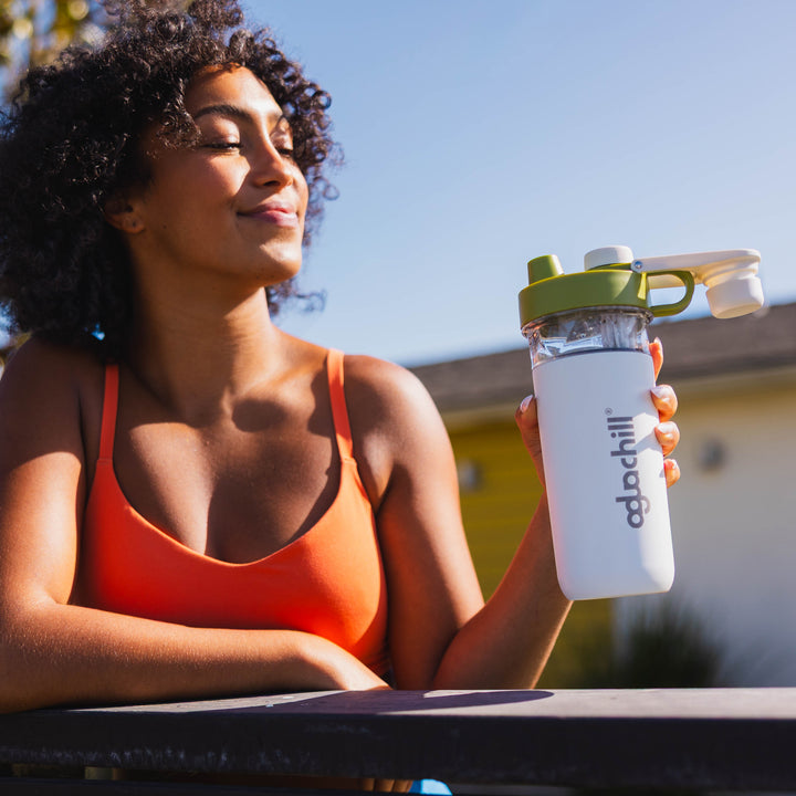 26oz_triple_insulated_Stainless_Steel_Life style image_drinking with shaker 