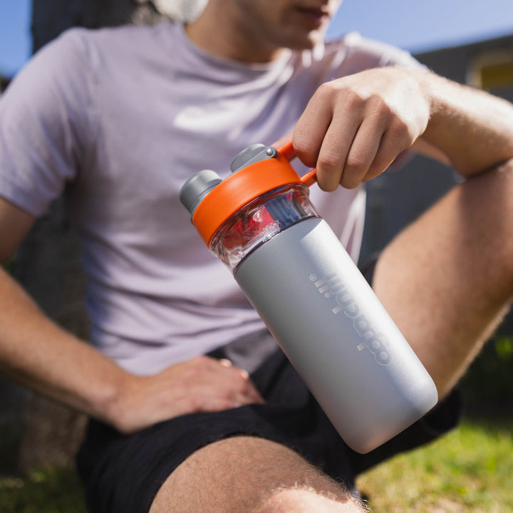 26oz_triple_insulated_Stainless_Steel_Life style image_outdoor carry loop