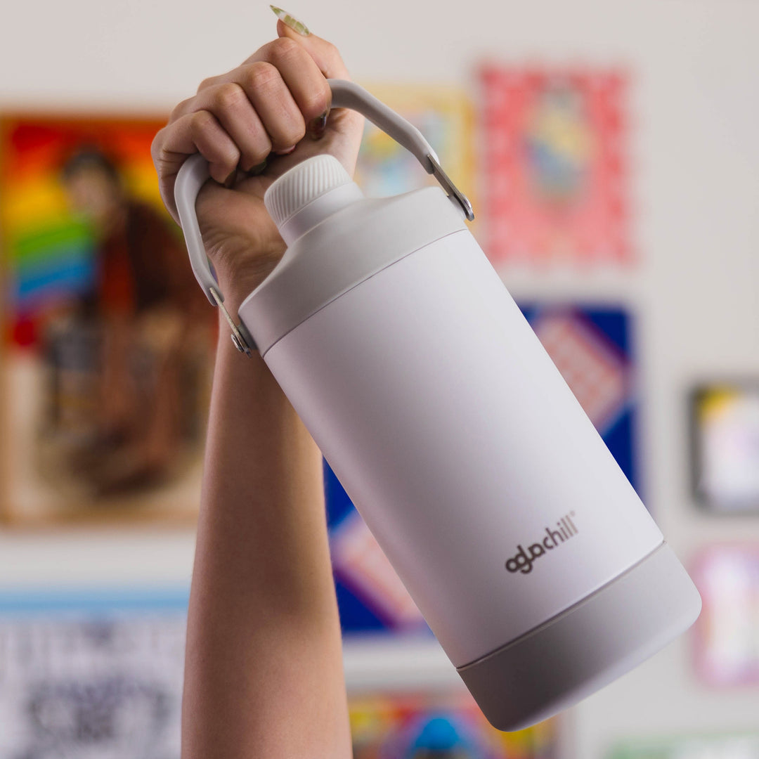 32oz_2_in_1_Triple_walls_Insulated_Stainless_Steel_water_bottle_Life style image_carry_big_handle
